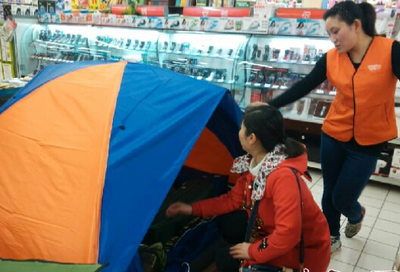 市光明路与弦歌大道交叉口污水堵路半个月无人治理，居民生活与户外活动受影响